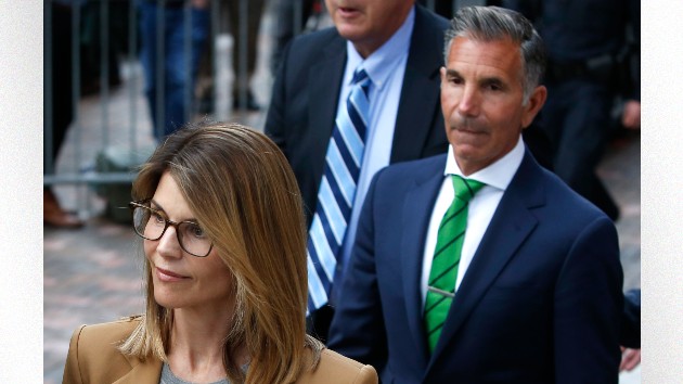 lori-loughlin-and-mossimo-giannulli’s-home-burglarized,-$1-million-in-goods-allegedly-stolen